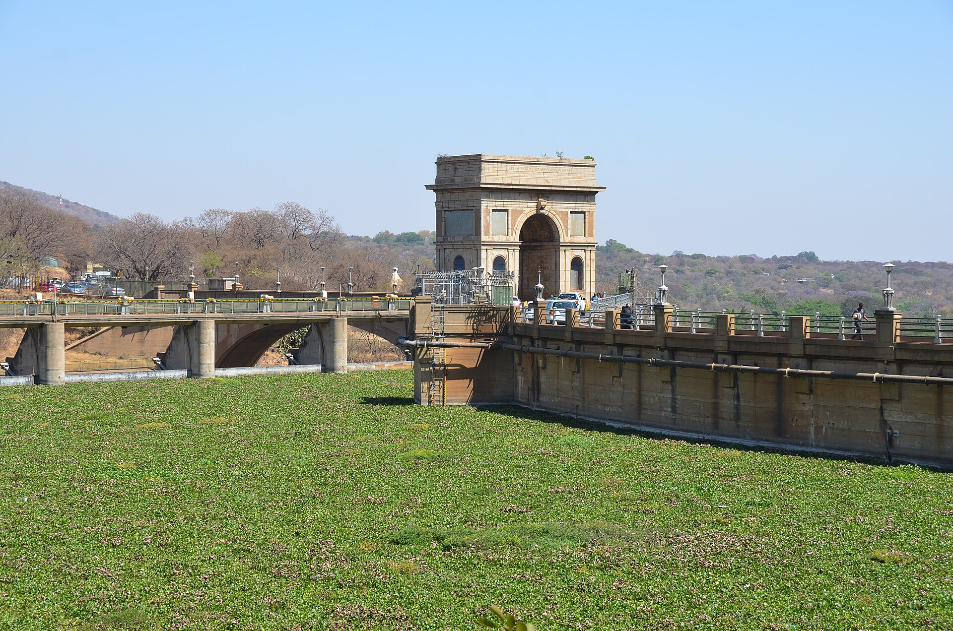 Concrete dam wall and reservoir, illustrative geometry only, no tether length shown
